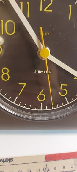 Siemens retro väggklocka – 70/80-tal – Brun plastdesign – Quartz