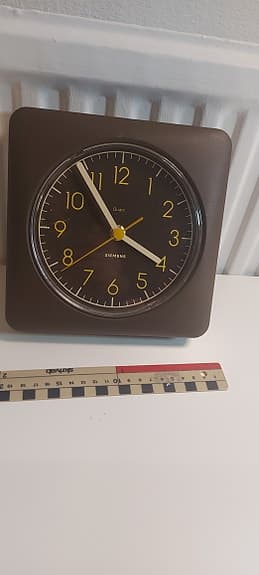 Siemens retro väggklocka – 70/80-tal – Brun plastdesign – Quartz