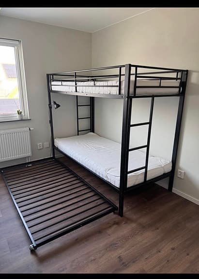 Våningsäng med extra utdragbar säng /familjevåningsämg
