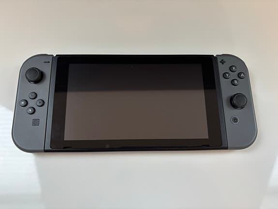 Nintendo Switch med tillbehör i mycket fint skick – Hämtas på plats