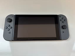 Nintendo Switch med tillbehör i mycket fint skick – Hämtas på plats