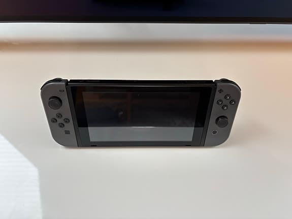 Nintendo Switch med tillbehör i mycket fint skick – Hämtas på plats
