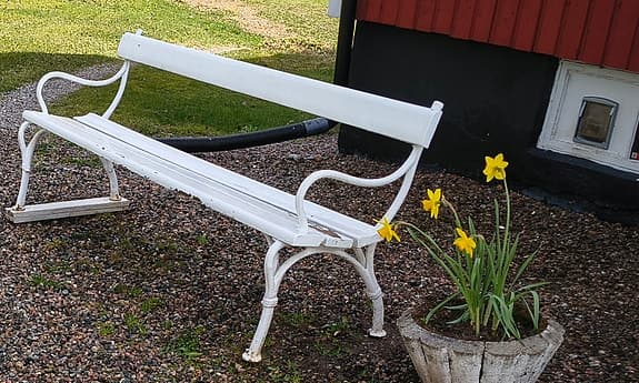 2 st Vita trädgårdsbänkar i metall