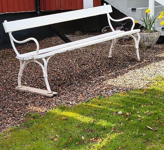 2 st Vita trädgårdsbänkar i metall