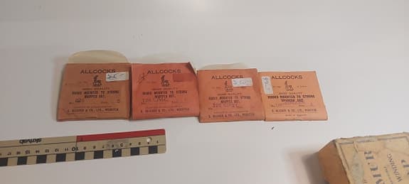 Vintage fiskekrokar ca 25 st med lina – Allcocks England – original förpackning
