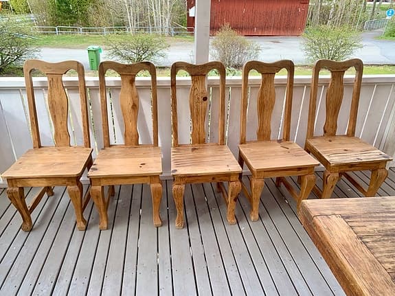 🪑 Robust Matgrupp i Massiv Furu – Bord + 5 Stolar