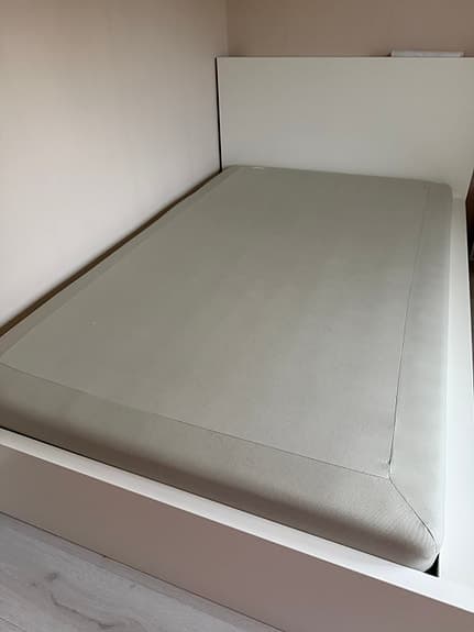 Säljes! Ikea säng (Malm) med madrass