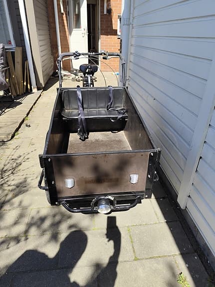 Rymlig och praktisk lådcykel från Amladcykler – Plats för två barn