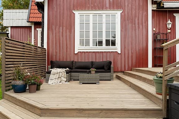 Trädgårdssoffgrupp med bord i grå konstrotting