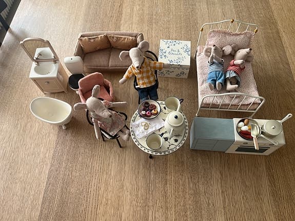 Maileg-möss med möbler och tillbehör