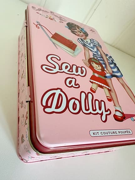 Sew a Dolly syset i plåtlåda