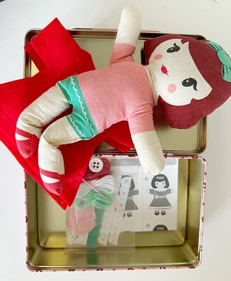 Sew a Dolly syset i plåtlåda