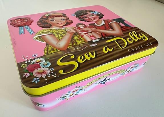 Sew a Dolly syset i plåtlåda