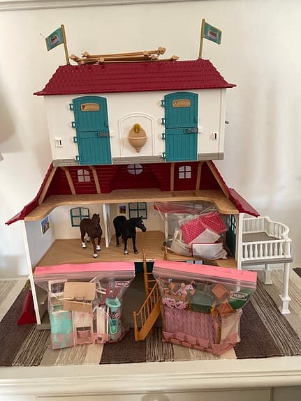 "Komplett drömhem för hästälskaren! Schleich Lakeside Hästgård (42551)"