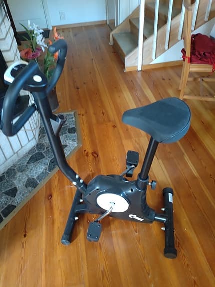 Motionscykel med display och justerbart motstånd