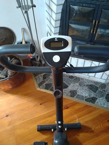 Motionscykel med display och justerbart motstånd