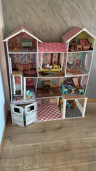 Barbie dockhus med möbler