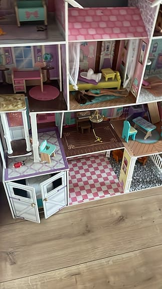 Barbie dockhus med möbler