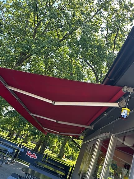 Röd markis för servering/uteservering