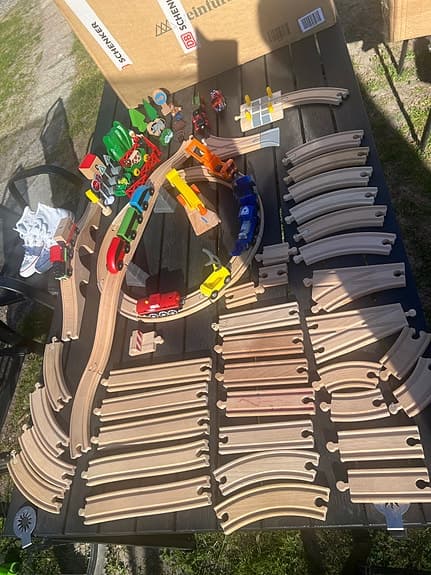 BRIO trätågbana med räls, tåg och tillbehör