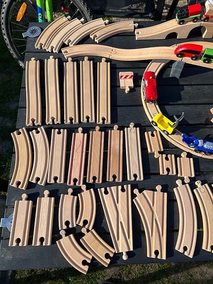BRIO trätågbana med räls, tåg och tillbehör