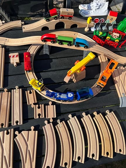 BRIO trätågbana med räls, tåg och tillbehör