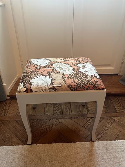 Pall klädd i tyg William Morris