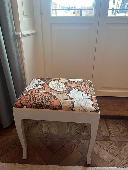 Pall klädd i tyg William Morris