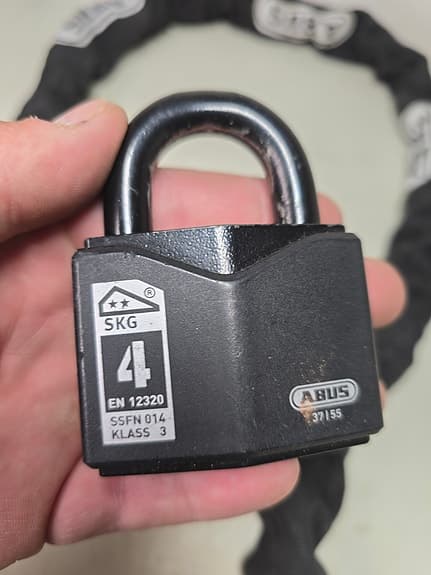 ABUS kättinglås med härdade stålänkar och svart textilöverdrag