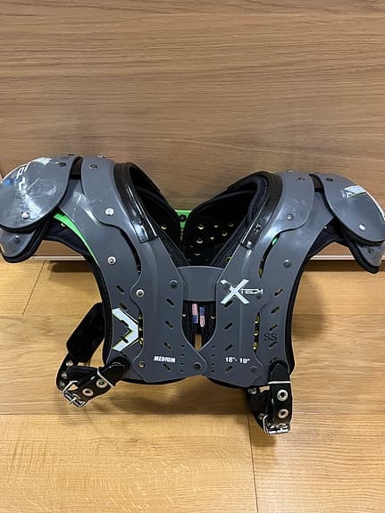 Xtech SS Medium axelskydd amerikansk fotboll grå/svart