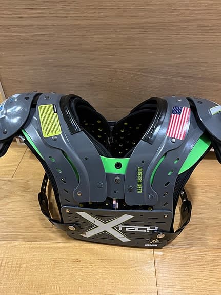 Xtech SS Medium axelskydd amerikansk fotboll grå/svart