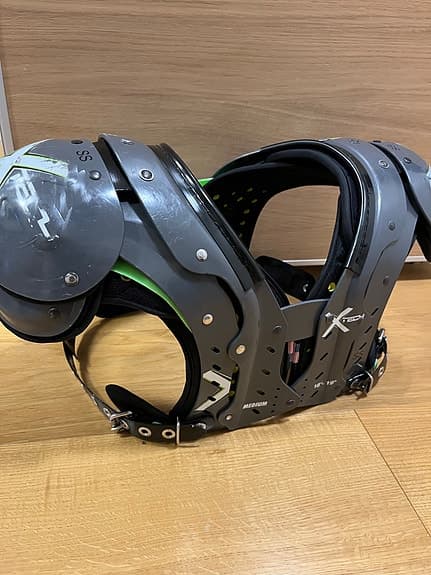 Xtech SS Medium axelskydd amerikansk fotboll grå/svart