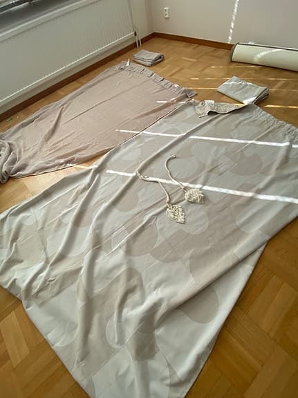 IKEA RODASK gardiner och JYSK gardin samt blått mönstrat tyg
