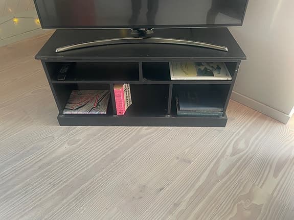 TV-möbel i svart – praktisk med förvaring