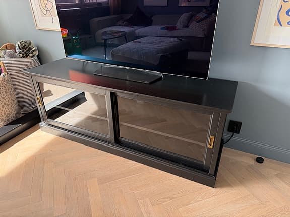 Tv-möbel MALSJÖ med skjurdörrar
