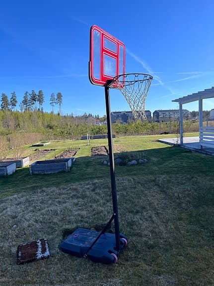 Basketkorg på fot med plastplatta