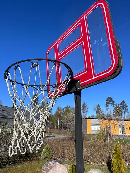 Basketkorg på fot med plastplatta