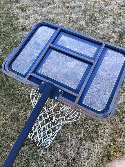 Basketkorg på fot med plastplatta