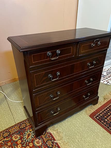 Byrå i mahogny