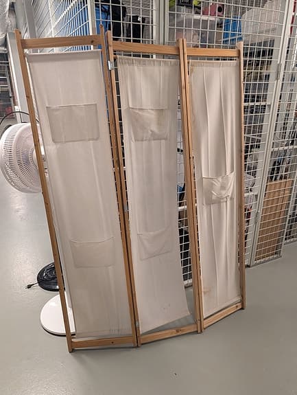 Rumsavdelare i trä o tyg