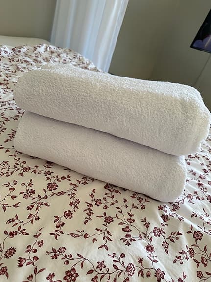 Vita handdukar med hängare