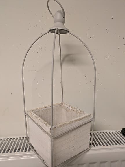 Vit hängkruka 42 cm i metall och trä.