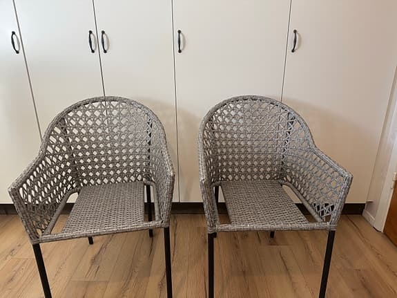 2st stolar i konstrottning med dyna