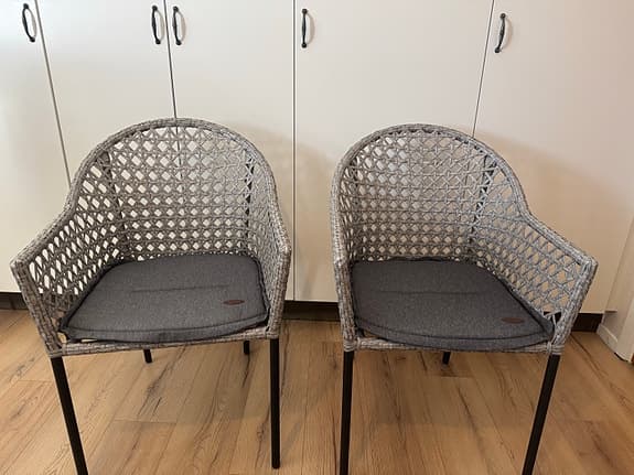 2st stolar i konstrottning med dyna