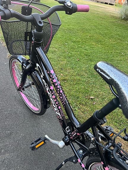 Crescent barncykel 20" 3-växlad, svart/rosa med korg och pakethållare