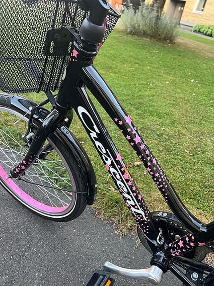 Crescent barncykel 20" 3-växlad, svart/rosa med korg och pakethållare