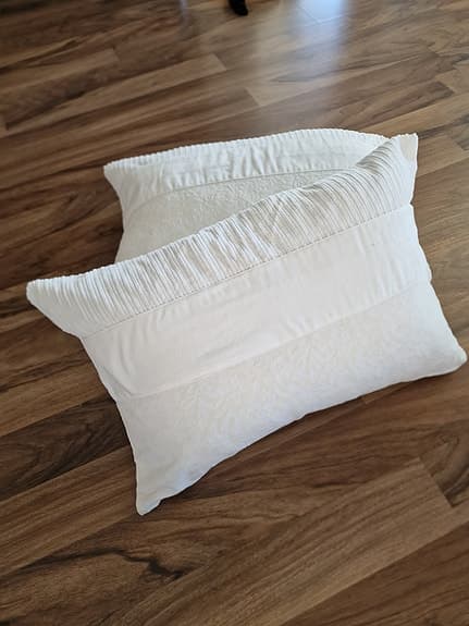 Vita prydnadskuddar i sammet