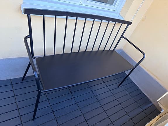 Svart metallbänk för uteplats eller balkong