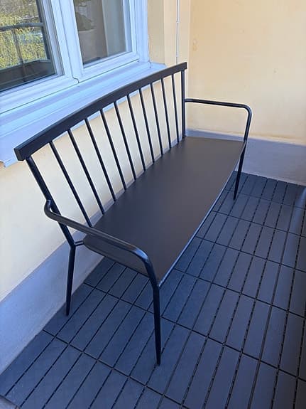 Svart metallbänk för uteplats eller balkong