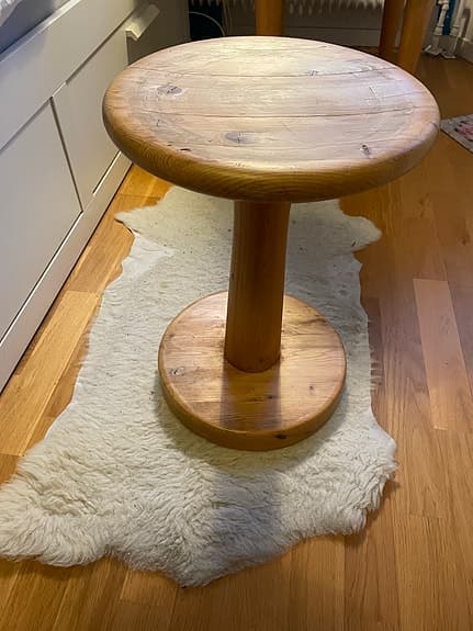 Designtorget runt träbord av Rainer GAUMILLER
